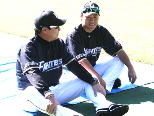 フェニックスリーグを視察した梨田監督（左）は田中と談笑