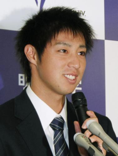 広島に１位指名され、記者会見で笑顔を見せる明大の野村祐輔投手