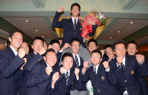 巨人から５位指名を受けチームメートに祝福される日本文理・高橋