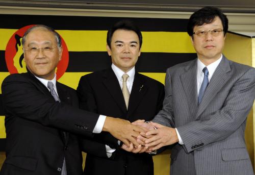 記者会見で握手する阪神の（左から）坂井信也オーナー、和田豊新監督、南信男球団社長