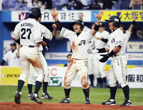 ＪＲ東日本―ヤマハ　５回、村上の走者一掃の三塁打で生還したＪＲ東日本の（右から）二走川端、三走竹内、一走松本