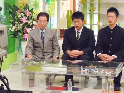 名古屋のテレビ番組で高木新監督（左）は高橋（中央）、西川と初対面を果たす