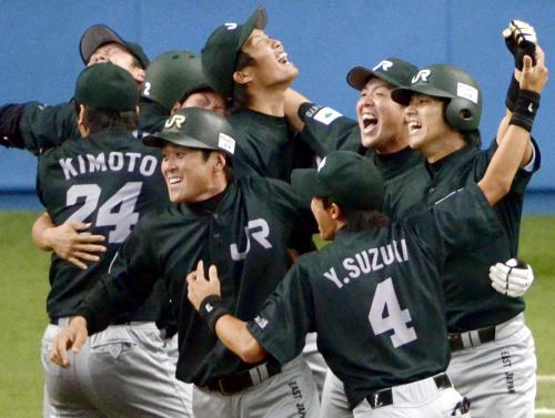 サヨナラ勝ちで初優勝を果たし、抱き合って喜ぶサヨナラ打の松本（右端）らＪＲ東日本ナイン