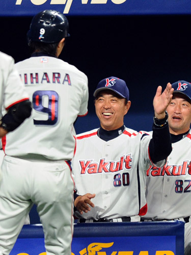 ＜中・ヤ＞８回、代打で左越え本塁打を放った飯原（左）を笑顔で迎える小川監督