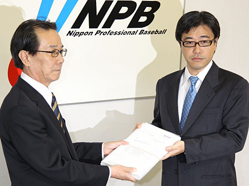 下田コミッショナー事務局長（左）に加盟申請書手を手渡すＤｅＮＡ・春田会長