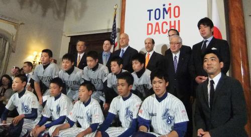 式典に参加した斎藤隆（前列右端）、カル・リプケン氏（３列目左から３人目）ら