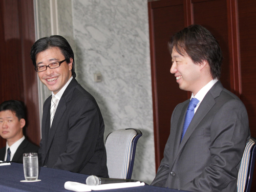 ヒアリングを終え、笑顔で記者会見を行うＤｅＮＡ・春田真会長（左）と守安功社長