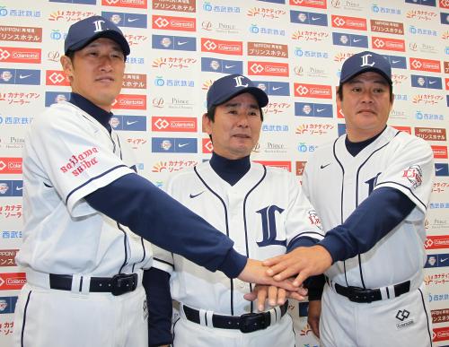 チームに合流し会見する（左から）横田２軍投手コーチ、杉本投手コーチ、安部打撃コーチ