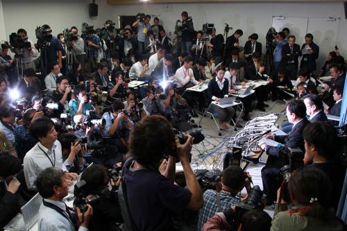 文科省で行なわれた巨人の清武代表の会見には大勢の報道陣が集まった