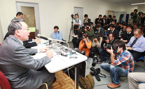 大勢の報道陣を前に清武代表解任を発表する桃井社長