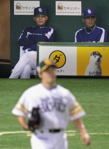 １回、和田の先制２点三塁打となる打球を見る中日・落合監督（奥左）。手前は打たれたソフトバンク・和田