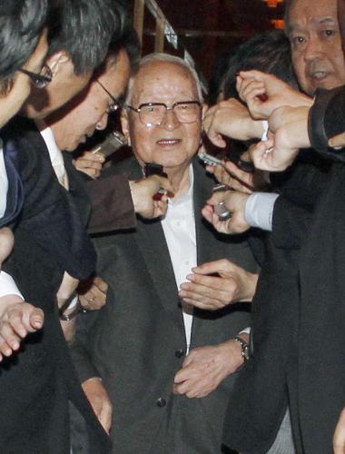 報道陣らに囲まれ東京都内のホテルを出る巨人の渡辺恒雄会長