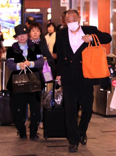 信子夫人（左）とともに博多駅に現れた落合前監督