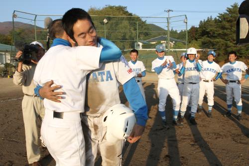 震災後初めて高田高校のユニホームを着てプレーした菅野明は、サヨナラ打を放ち後輩の浦田と熱い抱擁
