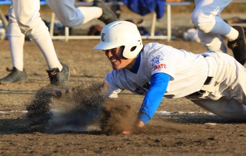 サヨナラのランニング本塁打で試合を締めた菅野明は気迫のヘッドスライディングで生還