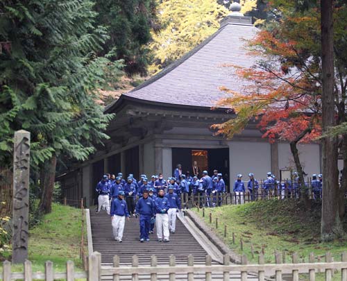 川村ら高田高ナインは世界遺産の平泉・中尊寺金色堂で必勝祈願し、スタートに向かう
