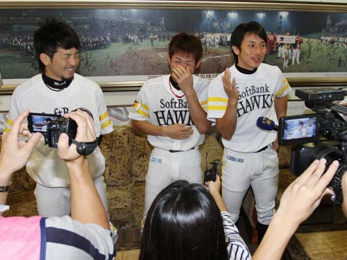 現地のマスコミに流ちょうな中国語を披露する（右から）川崎に本多、松田も大ウケ