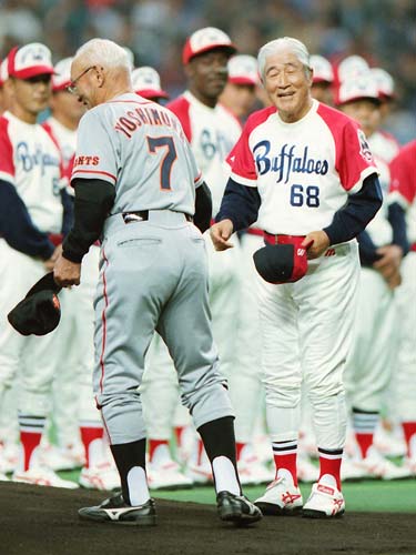 ９９年に行われた巨人と近鉄のＯＢ戦で川上哲治氏（左）と笑顔で握手する西本氏