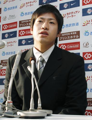 パ・リーグの新人王に選ばれ、記者会見する西武の牧田和久投手