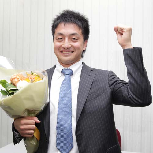 セ・リーグ新人王に選ばれた巨人・沢村は花束を手に笑顔