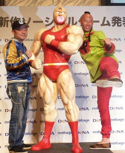 「キン肉マン」に登場する超人「ラーメンマン」に扮し新作ゲームをＰＲする横浜の森本稀哲外野手（右）。左は原作者の嶋田隆司さん