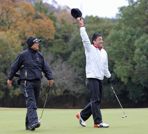 巨人納会ゴルフの９番、パーパットを沈め笑顔で帽子を上げる沢村。左は原監督