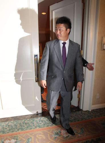 横浜ＤｅＮＡとの交渉を終えた村田が一人で部屋から出る