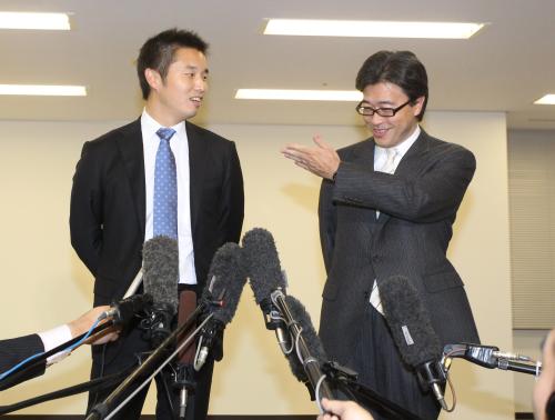 報道陣からの質問に春田オーナー（右）が池田社長に回答を促す