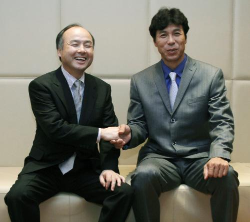 ソフトバンクの孫正義オーナー（左）と握手を交わす秋山幸二監督