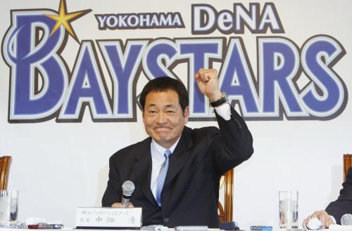 横浜ＤｅＮＡの初代監督に就任し、記者会見で意気込みを語る中畑清氏