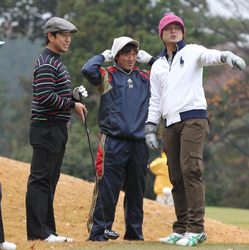 ＜西武納会ゴルフ＞１０番、スタート前に談笑する（左から）中島、石井一、涌井
