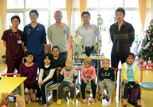 入院している子どもたちと記念写真に納まる（右から）鳥谷敬、井口資仁の両選手