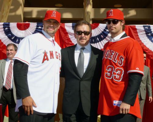 入団記者会見で写真に納まるエンゼルスのプホルス内野手（左）とウィルソン投手（右）
