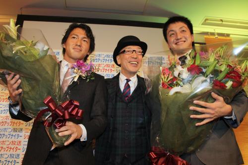 ニッポン放送ショウアップナイター・イベントに出席し、記念撮影する（左から）巨人・長野、テリー伊藤、沢村
