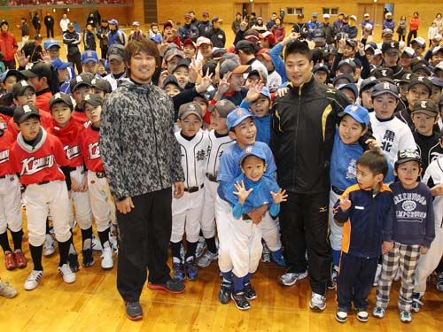 岩手での野球教室で子供たちと記念撮影する松坂（左）と村田
