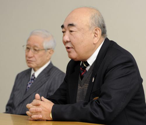 記者の質問に答える日本高野連の奥島孝康会長（右）とＮＰＢの加藤良三コミッショナー