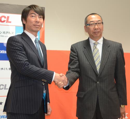 高津兼任監督（左）は藤橋社長とガッチリ握手