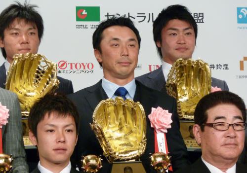 最年長でゴールデングラブ賞に輝いたヤクルトの宮本慎也三塁手（中央）