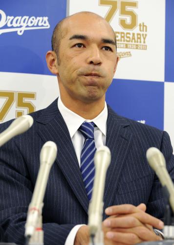 契約更改を終え、渋い表情で記者会見する中日の和田一浩外野手