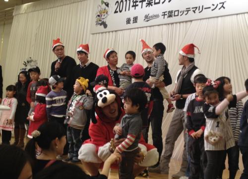 クリスマスイベントで子供たちと交流する（左から）神戸、古谷、伊藤、内、早坂