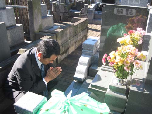 恩師である故藤田元司氏の墓前でチーム再建を誓うＤｅＮＡ中畑監督