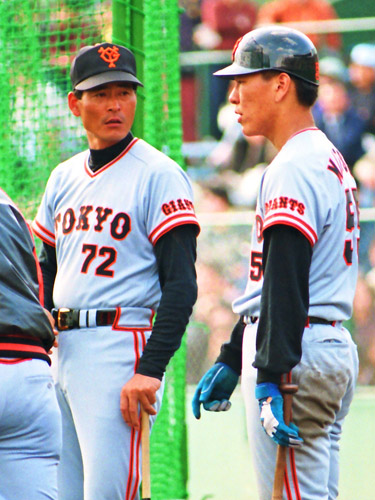１９９３年の巨人秋季キャンプで中畑打撃コーチ（当時）からアドバイスを受ける松井秀喜（右）