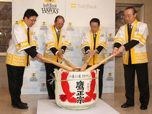 仕事始めで鏡抜きを行う（左から）高田取締役、王球団会長、笠井社長、舘取締役