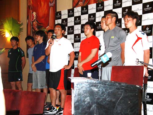 グアムのホテルで東日本大震災復興支援チャリティーイベントに参加した（左から）藤村、長野、内海、東野、阿部、沢村、小山、大田、河野