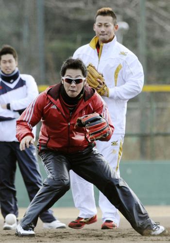 日本ハム・中田（後方）と自主トレーニングする米大リーグ、ツインズの西岡