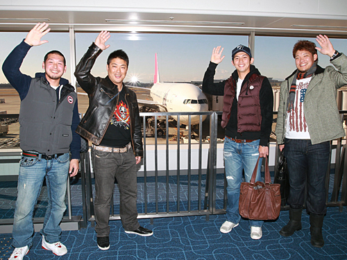 恒例の奄美大島自主トレに出発した（左から）鶴岡、村田、内藤、筒香