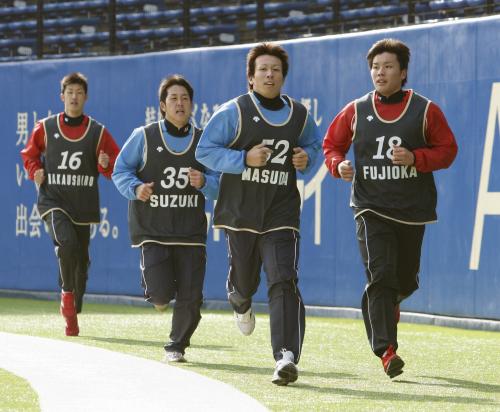 新人合同自主トレーニングで、走りこむ（左から）ロッテ・中後、鈴木、益田、藤岡の各選手