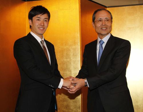 早実野球部ＯＢ会で、ソフトバンクの王会長（右）と握手をかわす日本ハム・斎藤