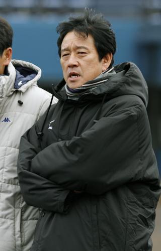 新人合同自主トレーニングが始まり、練習を見詰める日本ハム・栗山新監督