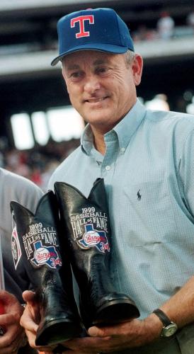 ９９年、野球殿堂入りし、プレゼントされたウエスタンブーツを持つライアン氏。ダルビッシュにもブーツを贈った